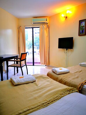 Family Room | Desk, iron/ironing board, free WiFi