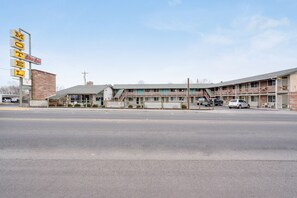 Front of property - OYO Silver Spur Burns Hwy 20 (Burns)