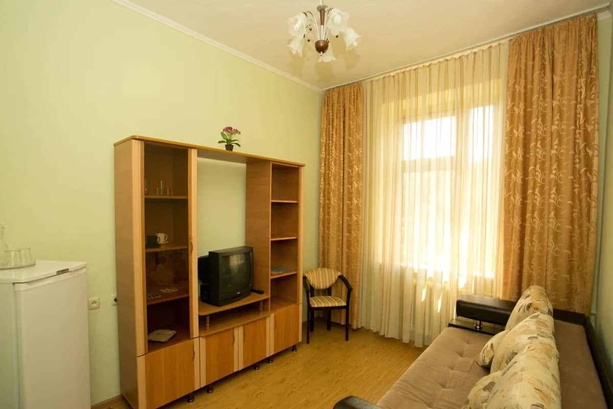 Habitación junior | Área de sala de estar | Televisión