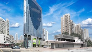Un moderno edificio de gran altura con fachada de vidrio, rodeado de otros edificios residenciales.
