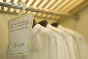 In-room safe, desk, blackout curtains, soundproofing - iclub Mong Kok Hotel (Kowloon)
