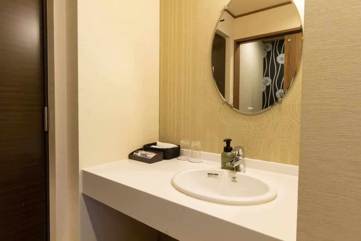 twin room, non smoking, annex building (sakura) | bathroom | free toiletries, hair dryer, towels