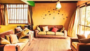 Casa de campo familiar, 4 habitaciones, para no fumadores, vista al lago | Sala de estar | Televisión