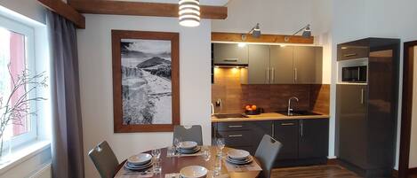 Apartamento (18C/2D) | Cozinha americana privada | Geladeira, micro-ondas, cooktop, chaleira elétrica