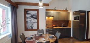 Refrigerador, microondas, placa de cocina, tetera/pava eléctrica