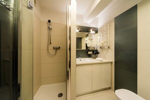 Appartement (2A/22) | Salle de bain | Douche, articles de toilette (gratuits), séchoir à cheveux