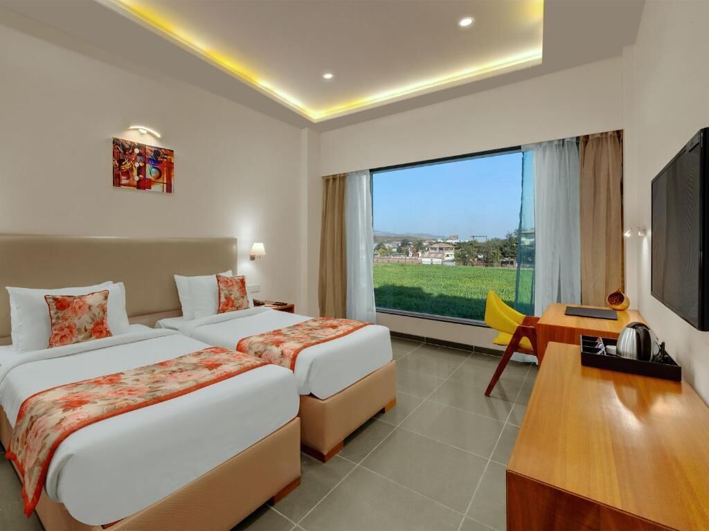 Deluxe Room | Premium bedding, desk, soundproofing, iron/ironing board