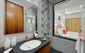 Shower, rainfall showerhead, free toiletries, hair dryer - Viola Beacon Resort Lonavala (Mawal)