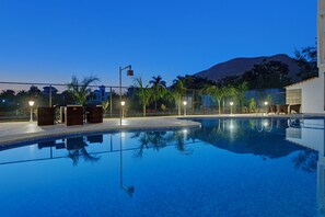 Een binnenzwembad, een buitenzwembad