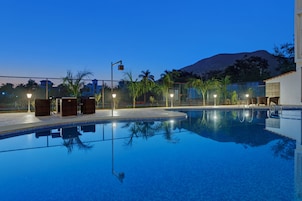 Kolam renang tertutup, kolam renang terbuka