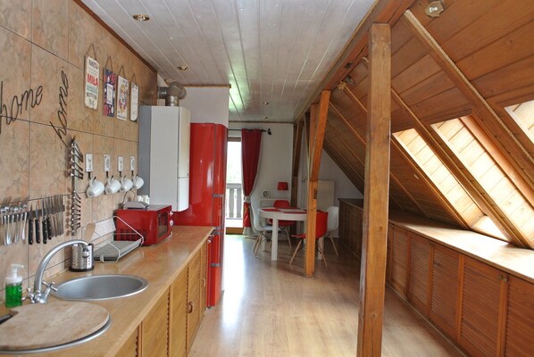 Appartement (1/3) | Cuisinette privée | Réfrigérateur, four à micro-ondes, un four, surface de cuisson
