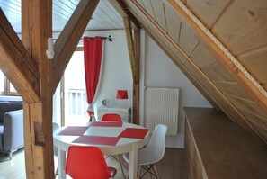 Appartement (1/3) | Aire de séjour | Téléviseur à écran plat