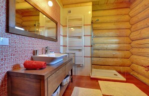 Casa de campo | Baño | Regadera, amenidades de baño gratuitas, secadora de cabello, toallas 