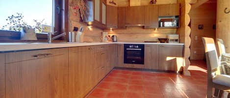 Småhus | Eget tekjøkken | Kjøleskap, mikrobølgeovn, ovn og kokeplater