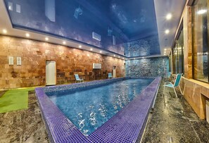 Una piscina techada, una piscina al aire libre