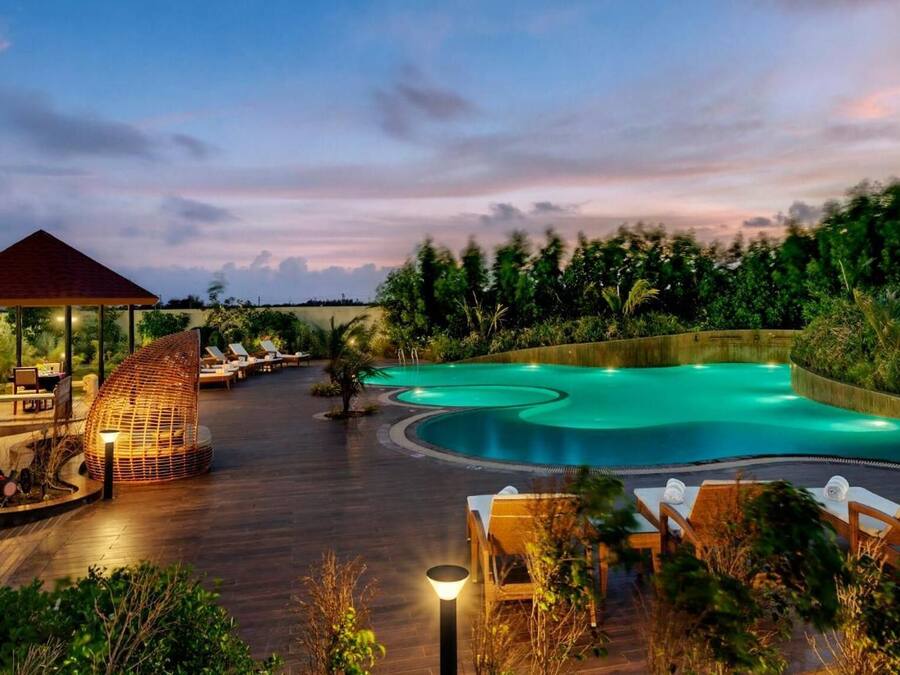 Outdoor pool, open 7:00 AM to 7:00 PM, pool loungers