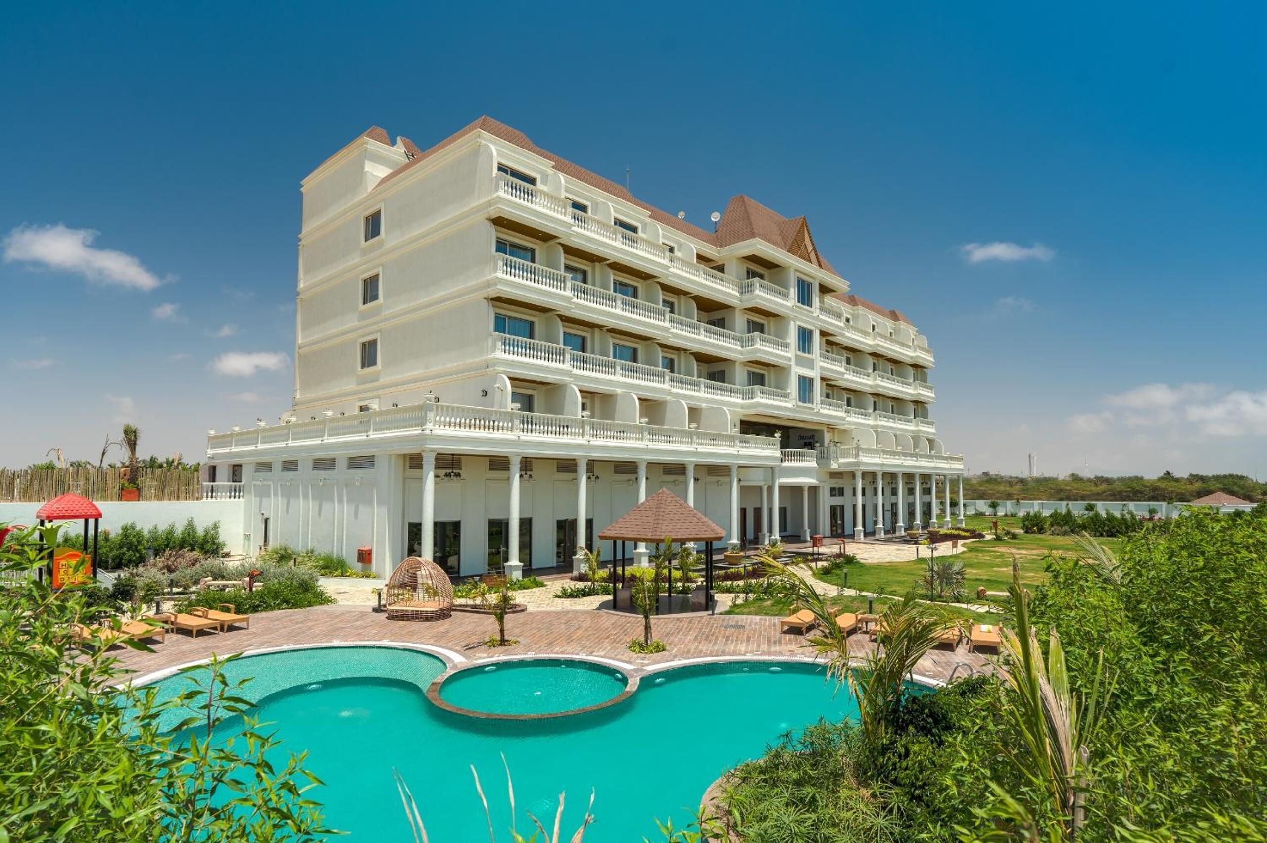 Piscina externa, funciona das 7h às 19h, espreguiçadeiras