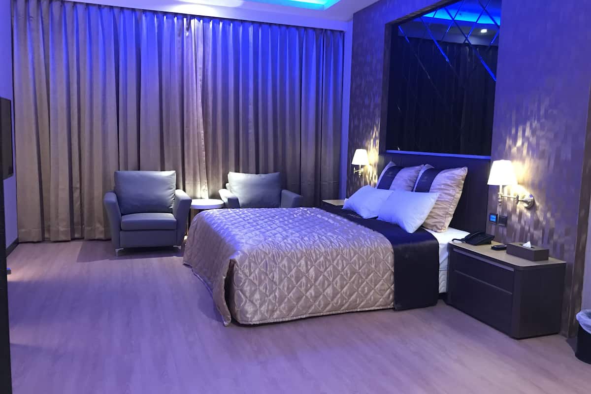 Standard Double Room, Bathtub | Desk, blackout drapes, soundproofing, WiFi (free)