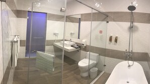 Deluxe Double Room | Bathroom | Combined shower/tub, free toiletries, hair dryer, slippers - Yinxiang Xihu Motel (Taichung)