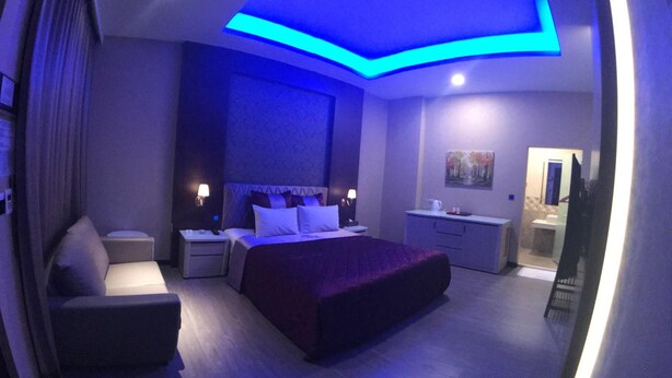 Desk, blackout drapes, soundproofing, WiFi (free) - Yinxiang Xihu Motel (Taichung)