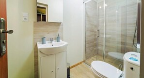 Appartement (13) | Badkamer | Een douche, gratis toiletartikelen, een haardroger, handdoeken