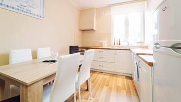 Apartemen (13) | Dapur kecil pribadi | Lemari es, oven, kompor, dan mesin pembuat kopi/teh