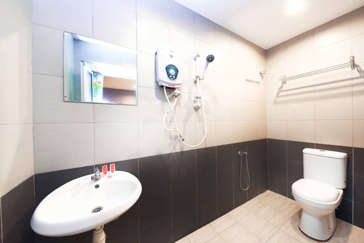 Regadera, amenidades de baño gratuitas, toallas