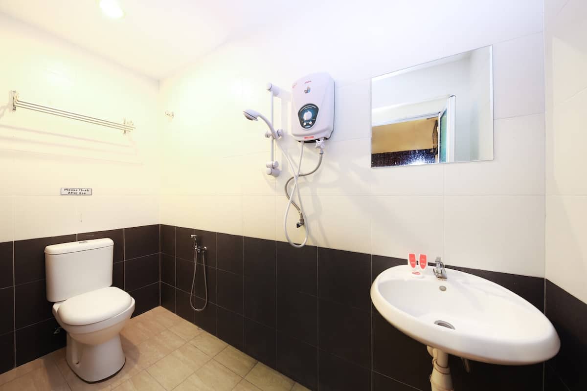 Habitación doble Deluxe | Baño | Regadera, amenidades de baño gratuitas, toallas