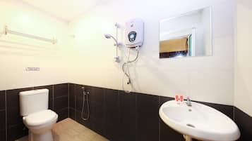 Deluxe Double Room | Bathroom | Shower, free toiletries, towels