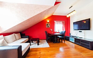 Apartment (1E/10) | Wohnbereich | Flachbildfernseher