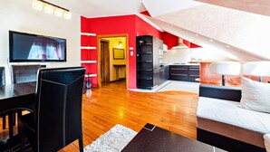 Een modern appartement met keuken, eethoek en woonkamer.