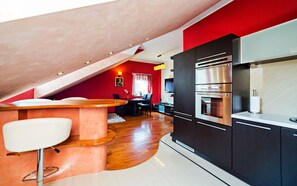 Apartment (1E/10) | Eigene Kochnische | Kühlschrank, Mikrowelle, Ofen, Herdplatte