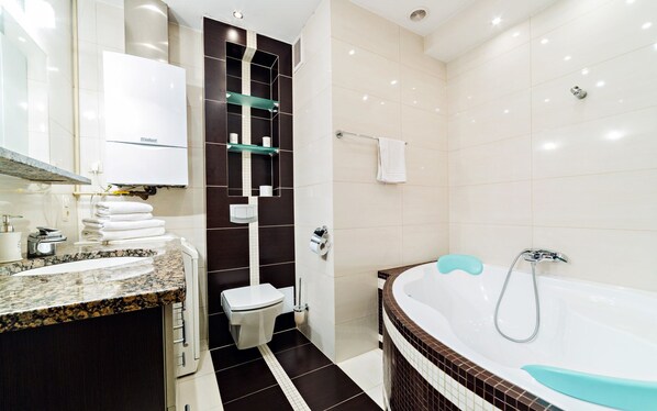 Apartment (1E/10) | Badezimmer | Badewanne, kostenlose Toilettenartikel, Haartrockner, Handtücher