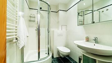 Apartemen (11a/16) | Kamar mandi | Shower, perlengkapan mandi gratis, pengering rambut, dan handuk