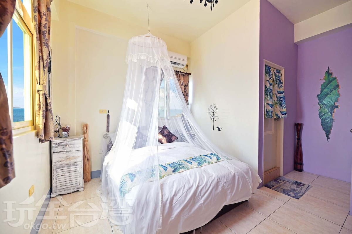 Down duvets, laptop workspace, blackout curtains, soundproofing