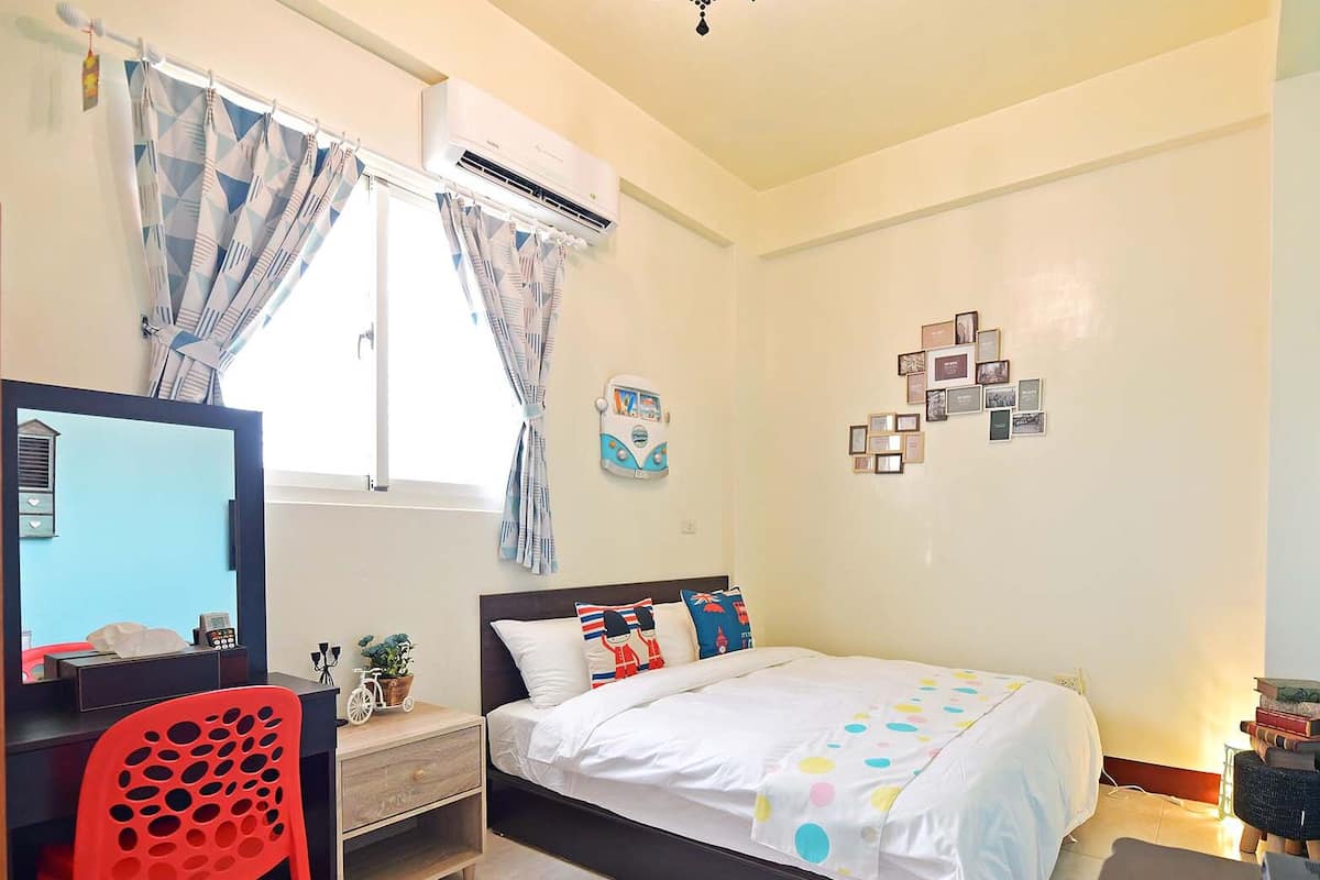 Down duvets, laptop workspace, blackout curtains, soundproofing