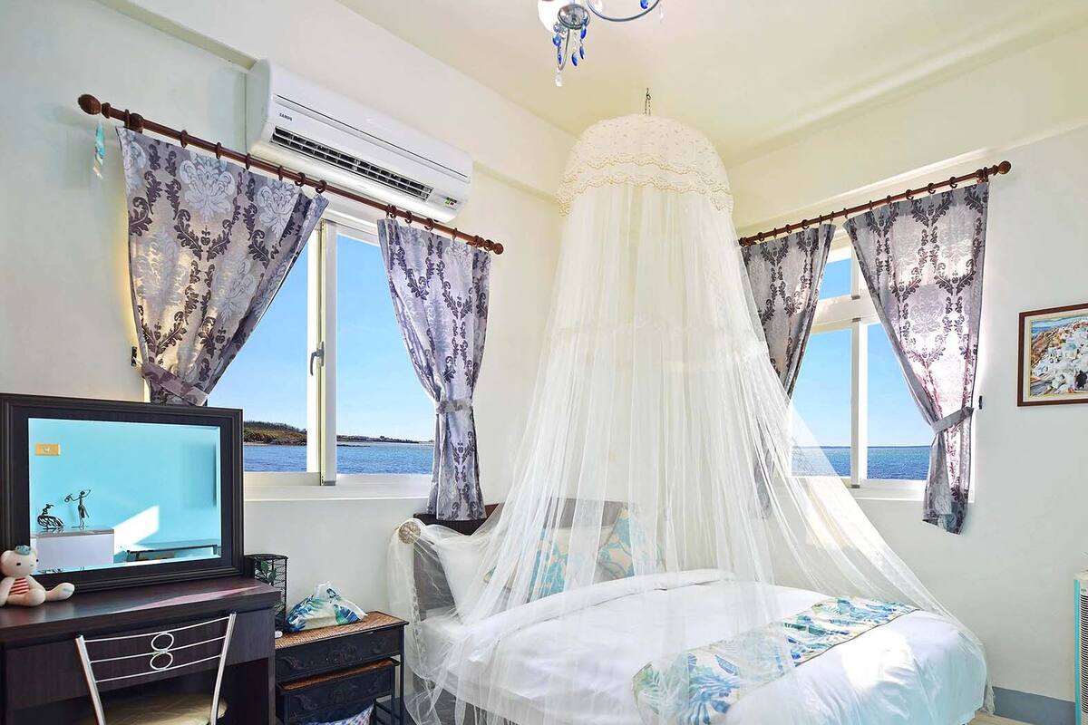 Down duvets, laptop workspace, blackout curtains, soundproofing