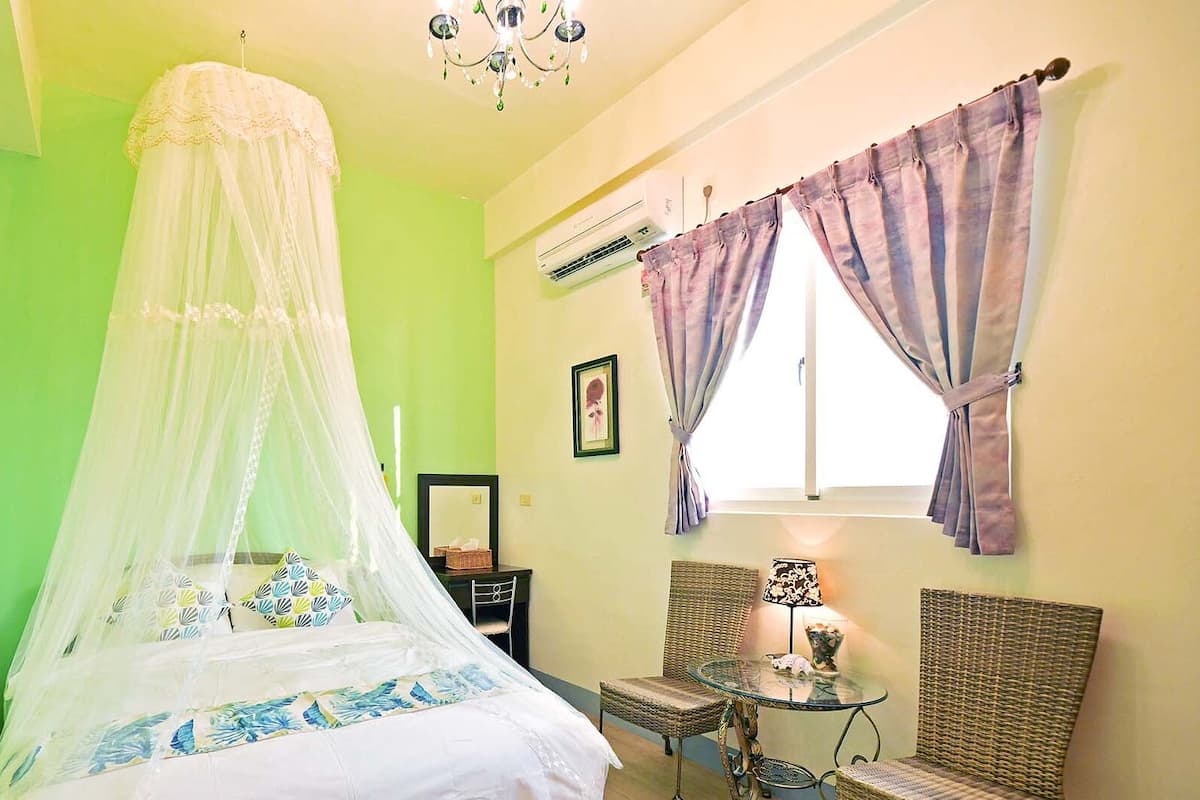 Down duvets, laptop workspace, blackout curtains, soundproofing