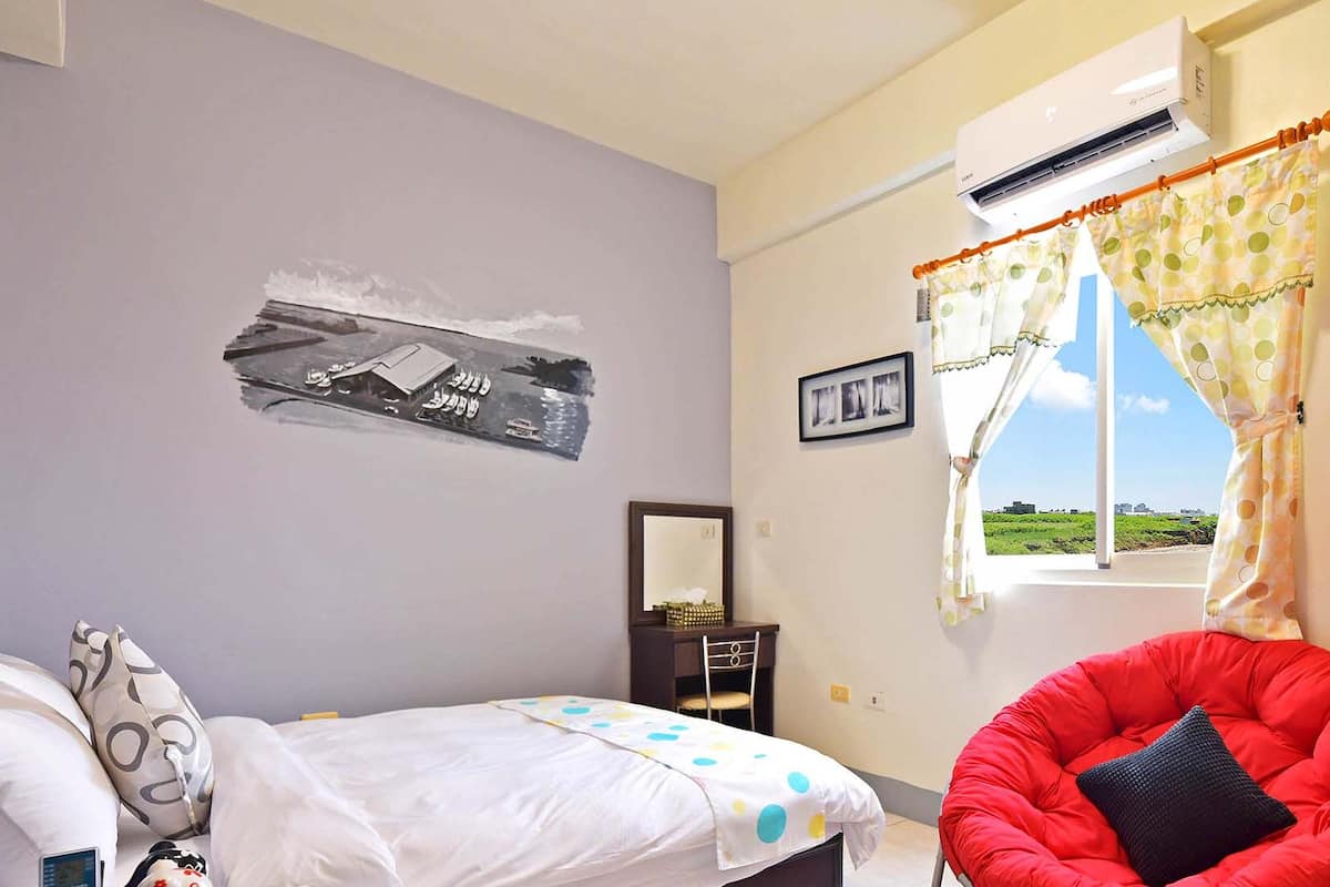 Down duvets, laptop workspace, blackout curtains, soundproofing