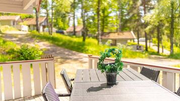 Cabana, banheiro compartilhado (Härbre) | Espaço de trabalho para notebook, cortinas blackout, berços (sobretaxa)