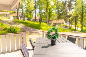 Cabin, Shared Bathroom (Härbre) | Laptop workspace, blackout curtains, cots/infant beds - Vimmerby Camping (Vimmerby)