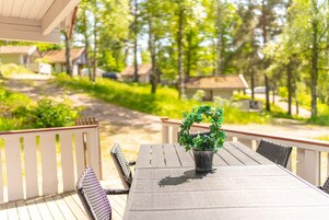 Stuga - delat badrum (Härbre) | Arbetsyta för laptop, mörkläggningsgardiner och barnsängar