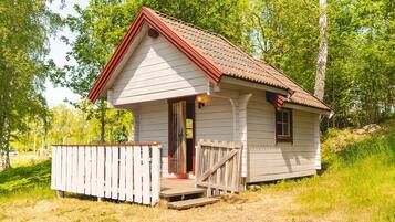 Cabin, Shared Bathroom (Härbre) | Laptop workspace, blackout drapes, cribs/infant beds