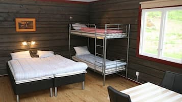 Hytte, privat bad (Tvillingen Partimmerhus) | Skrivebord for bærbar PC og blendingsgardiner