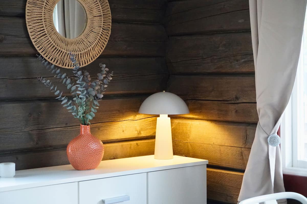 Espacio para trabajar con laptop, cortinas blackout y cunas 