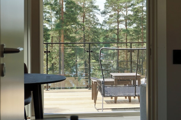 Espacio para trabajar con laptop, cortinas blackout y cunas