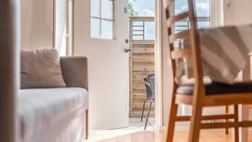 Appartement, privébadkamer (6 Beds) | Een laptopwerkplek, verduisterende gordijnen, babybedden