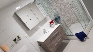 Appartement, 2 slaapkamers | Badkamer | Een douche, gratis toiletartikelen, een haardroger, pantoffels