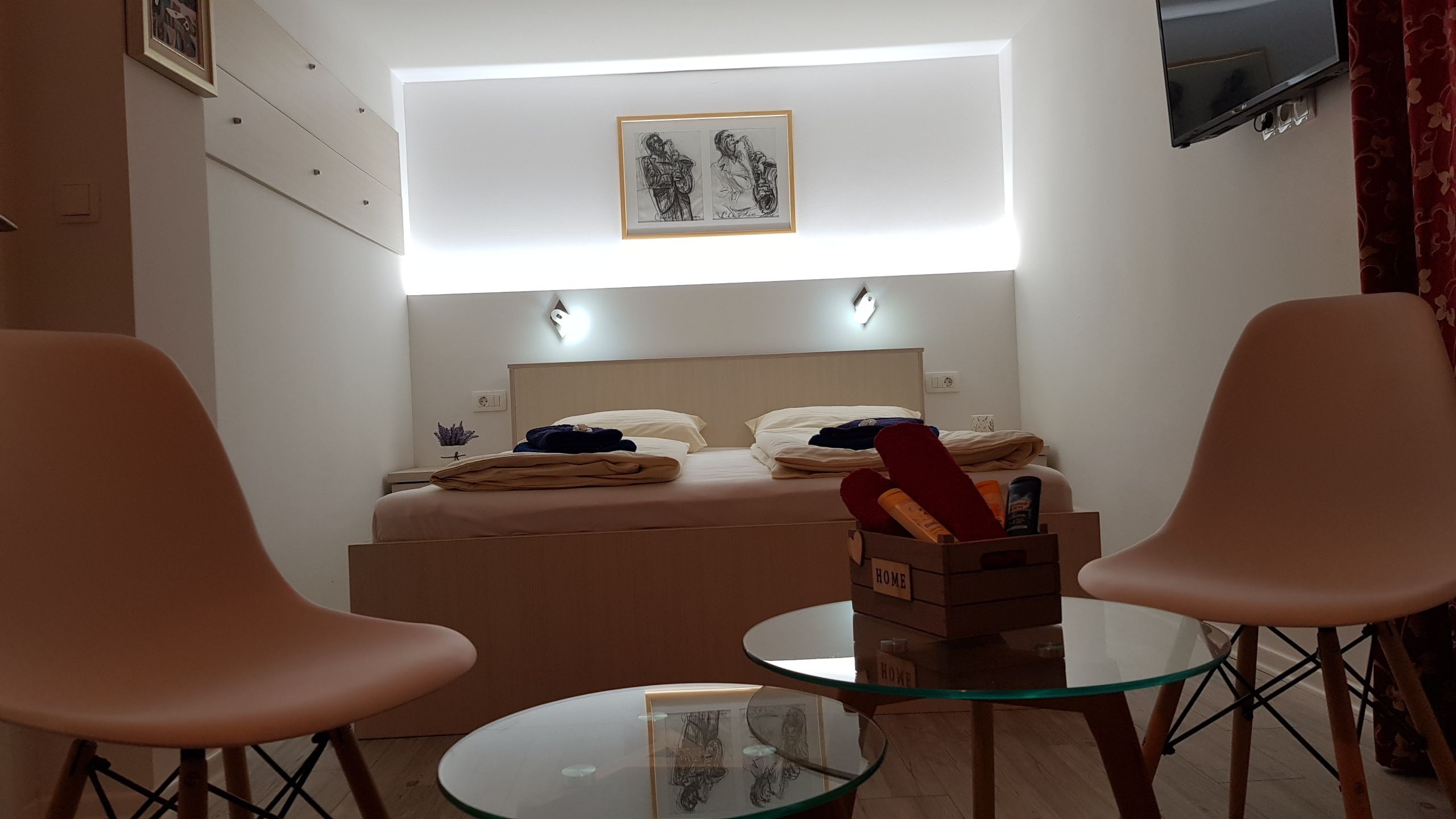 Appartement (Ground Floor) | Een bureau, verduisterende gordijnen, geluiddichte muren