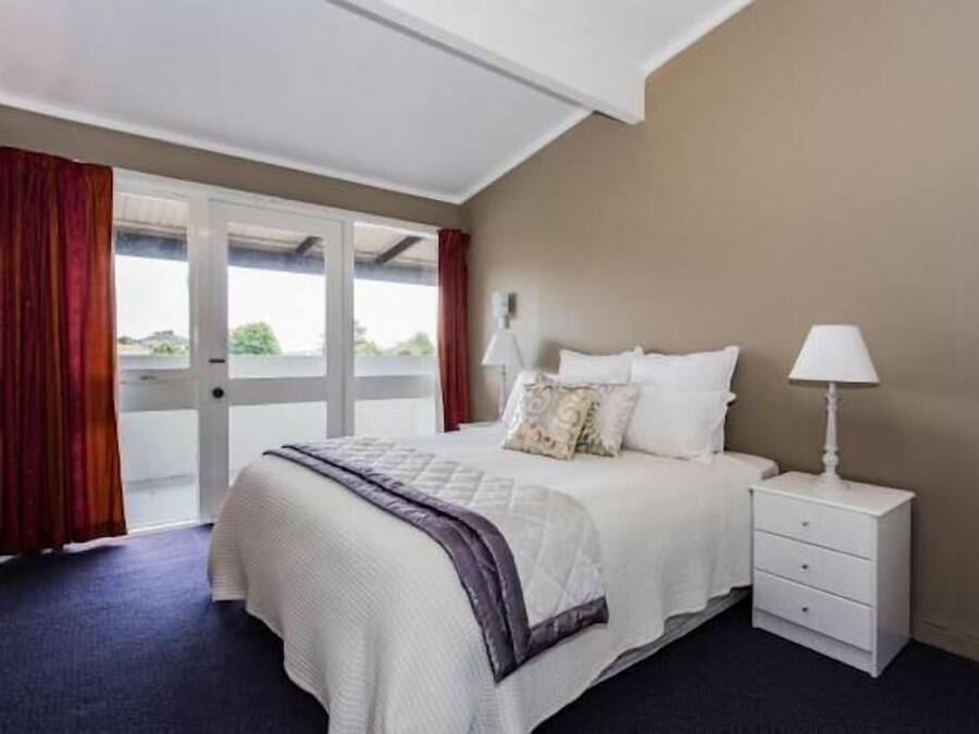 Studiosvit Deluxe - utsikt mot trädgården | Sängtillbehör av högsta kvalitet, skrivbord och mörkläggningsgardiner